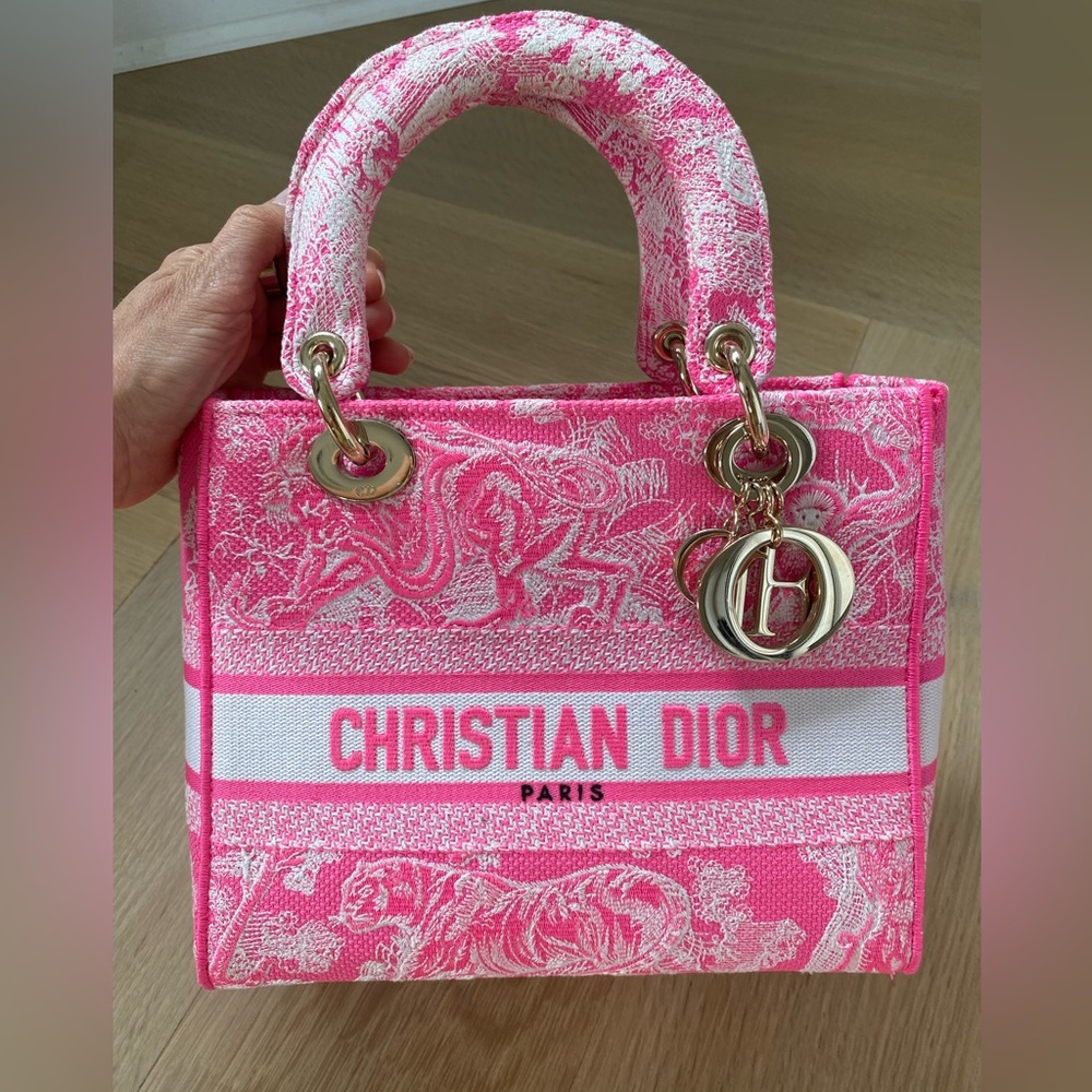 MEDIUM LADY D-LITE BAG
Pink Toile de Jouy Reverse Embroidery - Picture 3 of 14